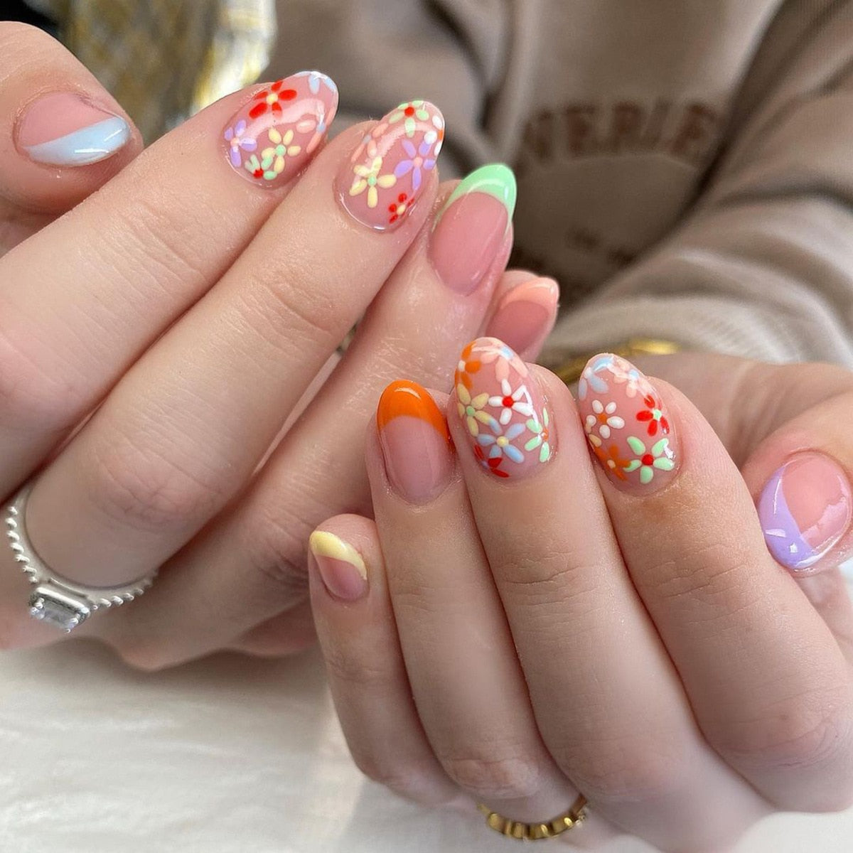 24pcs Girlish Colorful Graffiti Nail Art Fake Nails With Plants Flowers Patterns Short Press on False Nails With Wearing Tools