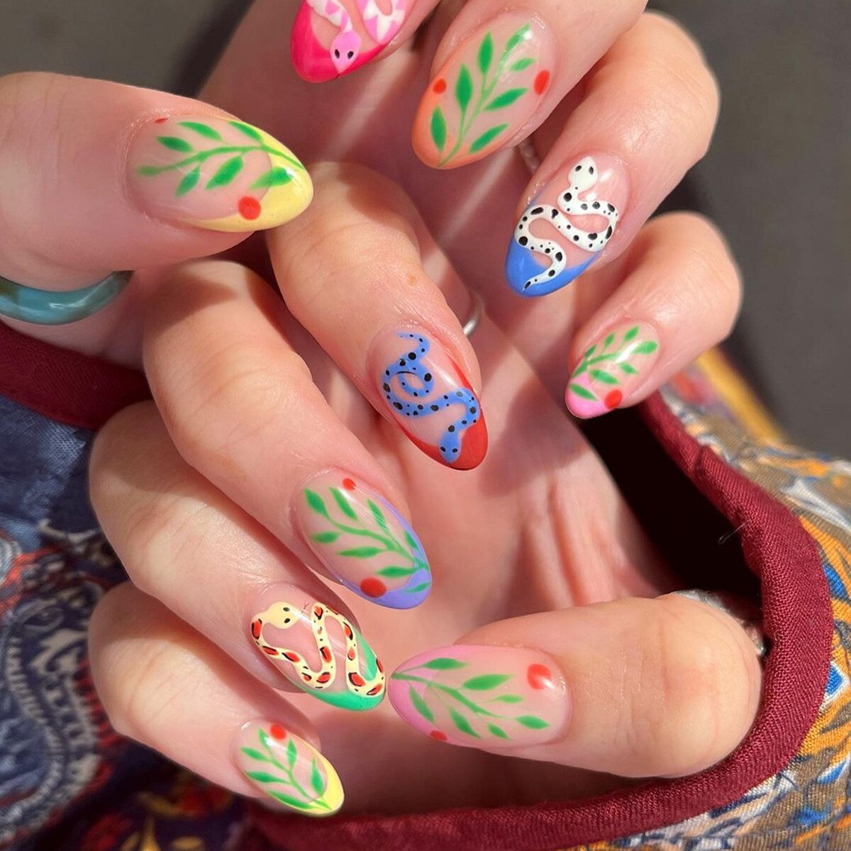 24pcs Girlish Colorful Graffiti Nail Art Fake Nails With Plants Flowers Patterns Short Press on False Nails With Wearing Tools