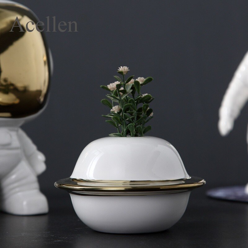 Nordic Astronaut Porcelain Figurines Ceramic Vase Home Decor Modern Tabletop Space Man Sculpture Home Decoration Accessories