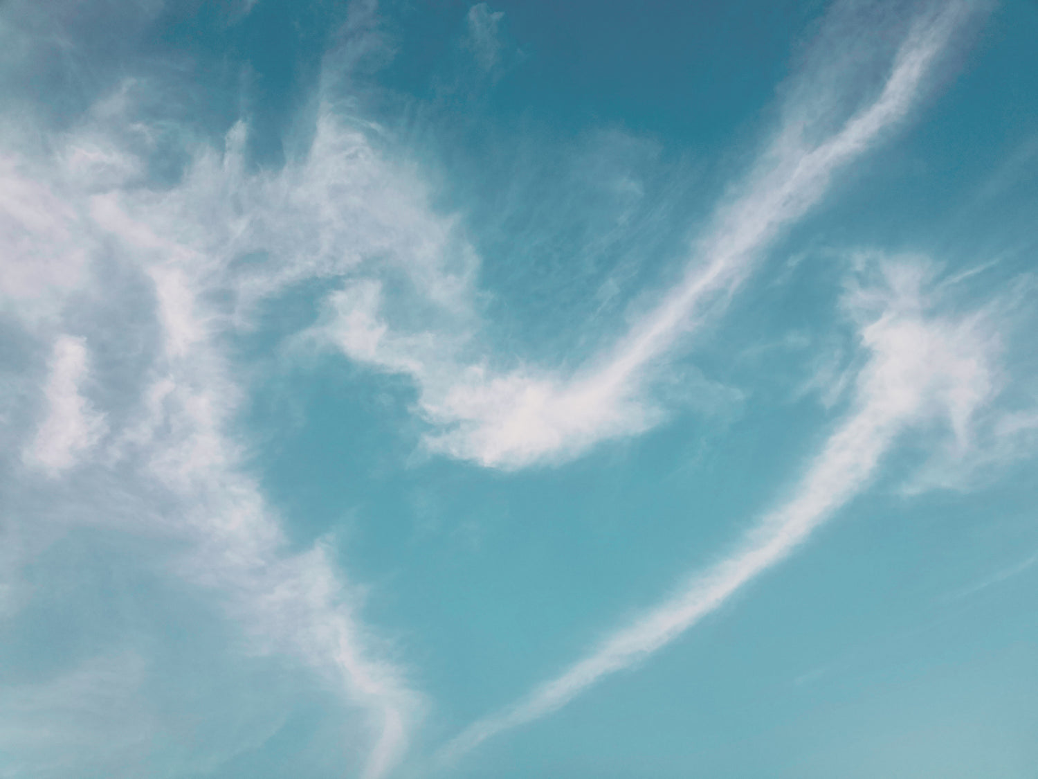 CLOUDS-FORM-HEART-IN-THE-SKY